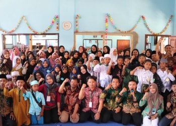 Kolaborasi KKN FIA UB dan Pelajar NU Purwosekar Latih Santri TPQ Tampil Percaya Diri